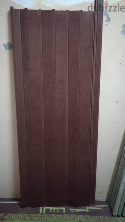 باب أوكورديون  باب   قابلاً للطي مصنوعاً من مادة الـ PVC.
