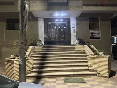 شقة 190م للبيع بمدينة نصر - شارع متفرع من عباس العقاد - دور أول