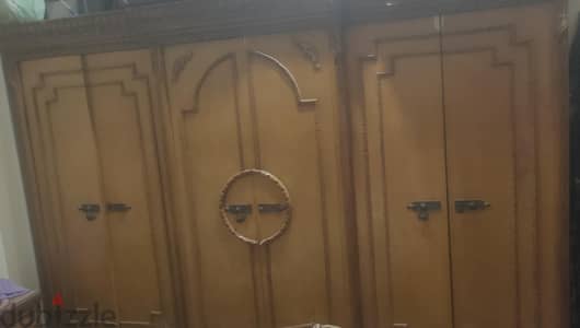 عرفه نوم مستعمله بحاله جيده تسريحه و2كمود وشوفونيره ودولاب وسرير 150