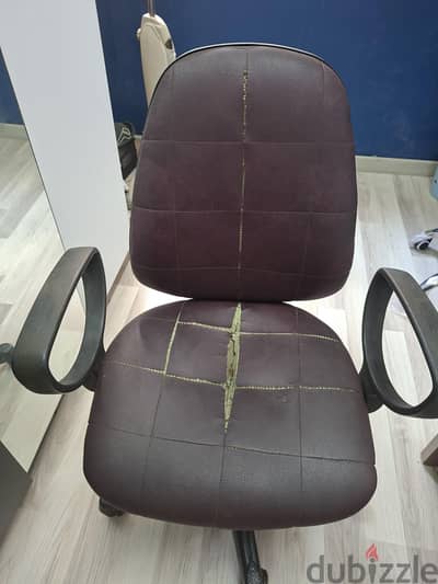 كرسى مكتب هيدروليك بعجل بحالة ممتازة