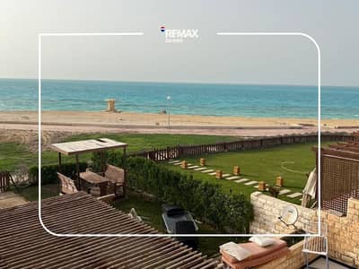فيلا  مفروشة للإيجار في مارينا 1 الساحل الشمالي صف أول بحر مباشرة  حديقة كبيرة  موقع مميز