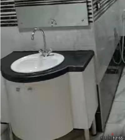 وحده حمام بالرخامه والدولاب خشب كونتر