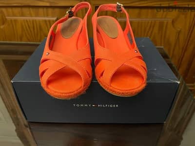 tommi hillfiger. . . . sandals. . . أصلي size 38