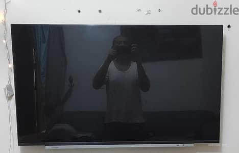 شاشة توشيبا 43 بوصة Smart 4K بدون إطار (للبيع بحالة ممتازة)