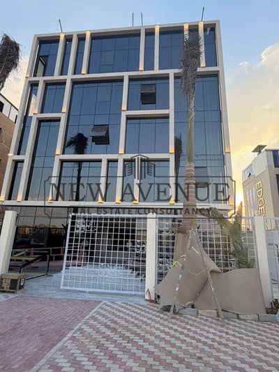 مبنى إداري تجاري كامل التشطيب مزود بمصاعد للبيع بمركز خدمات الياسمين القاهرة الجديدة