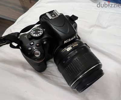 كاميرا Nikon D5100 مع العدسة و البطارية و الشاحن