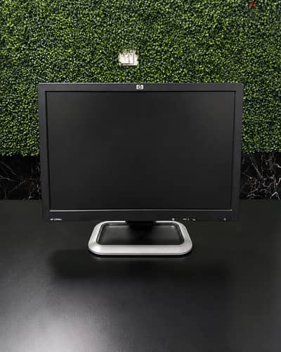 شاشه HP 22 بوصة حاله ممتازه بالقعده