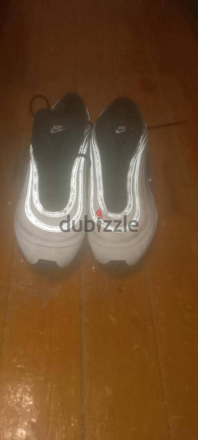 air max shoes color white and black