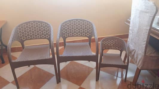 ترابيزة كبيرة +2 كرسى كبير +1 كرسى صغير +ترابية خشب عجل