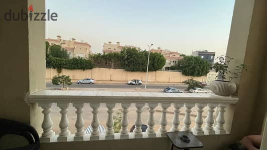 للبيع شقة 270 متر بمدينة الشروق في موقع استراتيجي مميز أمام كمبوند الباتيو مباشرة وأمام مول التيراس وبجوار رويال هاوس، 3 غرف نوم منها غرفة ماستر، 3 حم