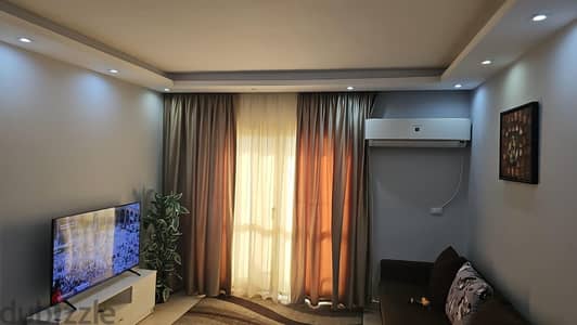 شقة مفروشة فى عمارات المستقبل مكيفة بالكامل فيو على الشارع الرئيسي