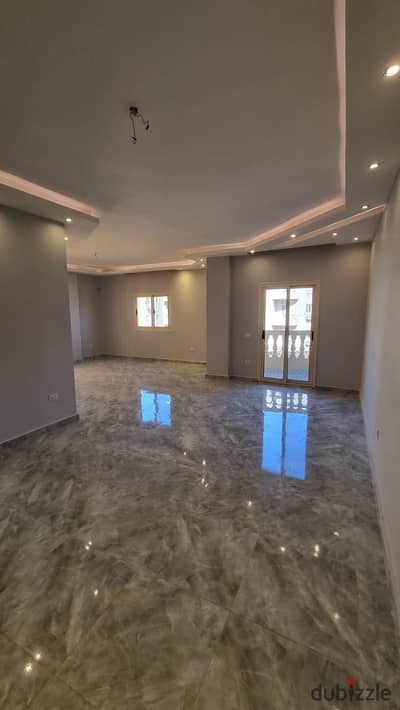  **شقة للإيجار في القاهرة الجديدة – التجمع الأول – البنفسج عمارات**   موقع مميز في منطقة البنفسج عمارات بالتجمع الأول، بالقرب من الخدمات والمحاور