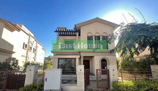 For sale in the Four Seasons villas, a detached villa with a very attractive total contract, a low down payment, and a distinctive garden view.