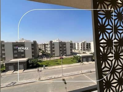 شقة  للإيجار واسعة  و مفروشة بالكامل بتشطيب عالي  بإطلالة  بحري  في الشيخ زايد
