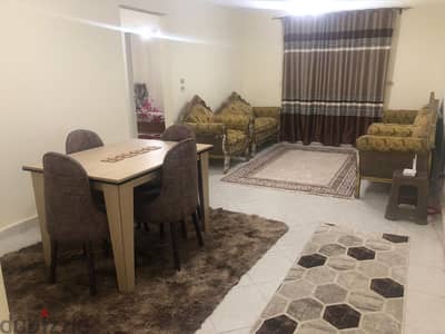 شقه نظيفه بفرش جديد فى كمباوند بالتجمع الأول بسعر مناسب للايجار