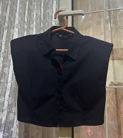 قميص قصير (Cropped Shirt) أسود من براند زارا (Zara)