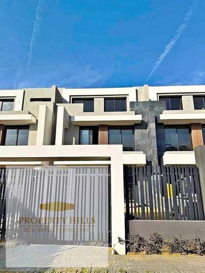 أقل سعرتاون هاوس للبيع  متشطبه 240متر   بمقدم 5 % فقط  بجوار AUC  في التجمع الخامس - القاهره الجديده