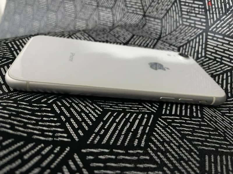 Apple - iPhone XR 1