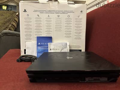 Ps4 pro منغير دراع مش متاكد ٥٠٠ جيجا ولا تيرا