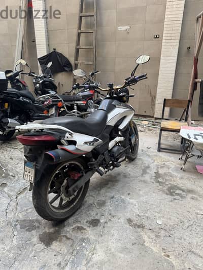 Vlx 200 تريلا