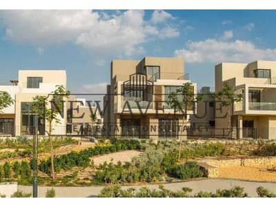 فيلا 3/4 تشطيب شامل تكيفات مركزية جاهزة للسكن في موقع متميز بإطلالة على المساحات الخضراء وبأقل سعر في سوديك إيست Sodic East