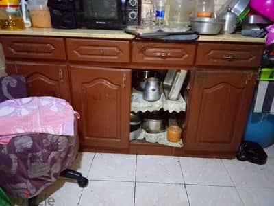 مطبخ عموله اربع ضلفه فوق واربع ضلفه تحت فيهم ضلفه عاوزة تركب بالمفك