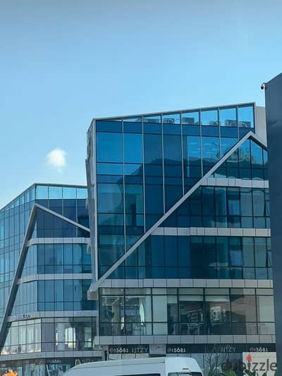 Ground floor shop with air conditioning in Ritzy Mall for immediate sale