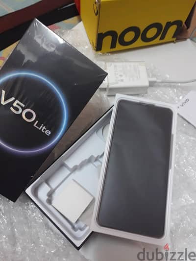 موبيل فيفو V50 لايت  نسخه 4G  8+8 / 128 بكل مشتملاته الأورجينال