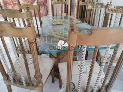 تربيزه و٨كرسي فقط بدون نيش ولا بوفيه. موديل كلاسيك