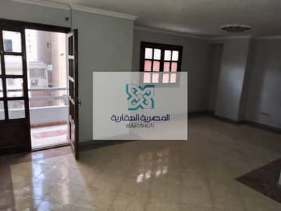 شقه للايجار  الهضبه الوسطى  خلف الجامعه الحديثه و كليه صيدله بالقرب من الخدمات مساحه 105
