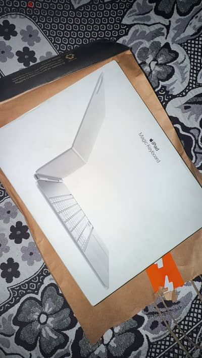 Apple Magic Keyboard for iPad pro m4&m5 13 inches arabic and white