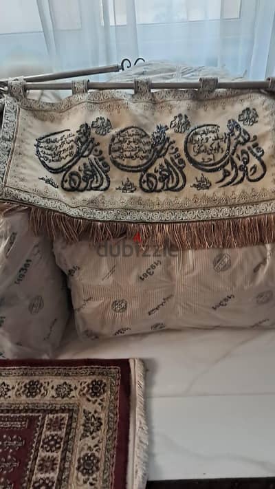 البراويز مشغوله بالخيط الدهبي والسيرما عباره عن