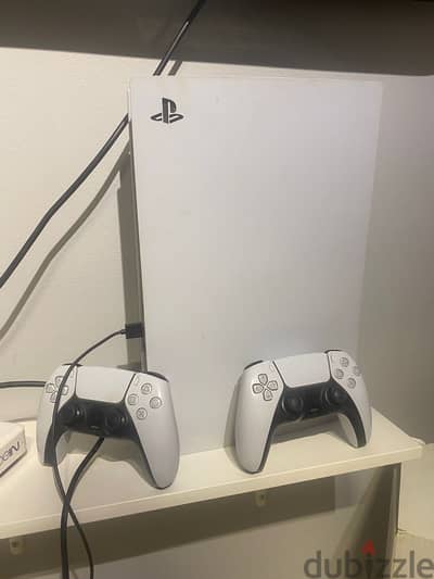 Ps5 fat cd مساحه 825 مع ذراعين اوريجينال وحاله ممتازه