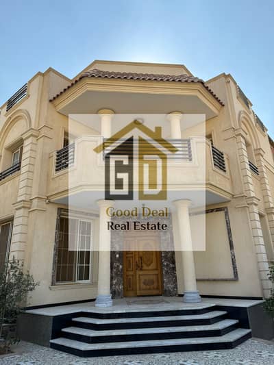 Ultra-super-lux twin house with swimming pool and elevator, overlooking a view.