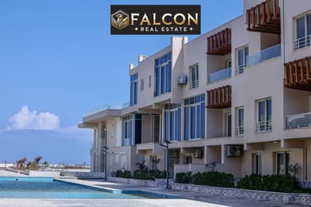 شاليه 100% Sea view  استلام فوري بـ تشطيب VIP + برايفت  جاردن أقساط 8 سنين للبيع بجوار مطار العلمين و طريق الفوكا بـ قريه دايركشن وايت Direction white