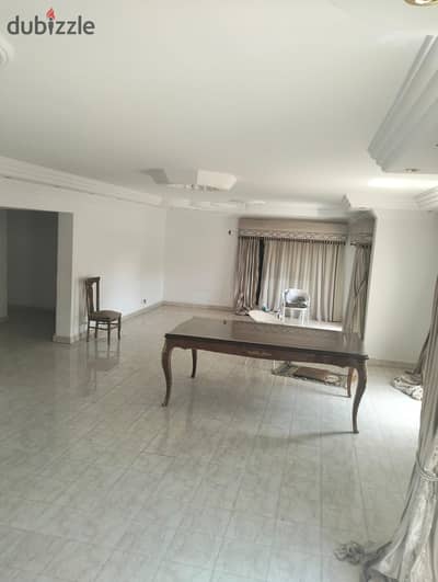 Apartment for rent in Al Rehab 2, 224 sq m, 3 bedrooms, dressing room, 3 bathrooms, steps from Avenue Mall and Carrefour, with kitchen, typical floor, price 32,000
