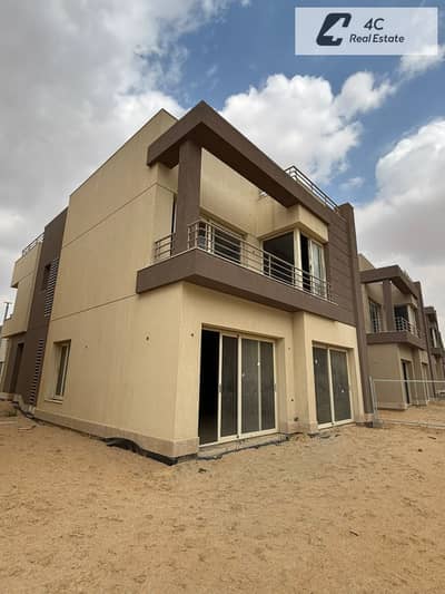 فيلل للبيع 255متر استلام فوري علي اكبر تبة في المشروع Palm Hills New Cairo كورنر