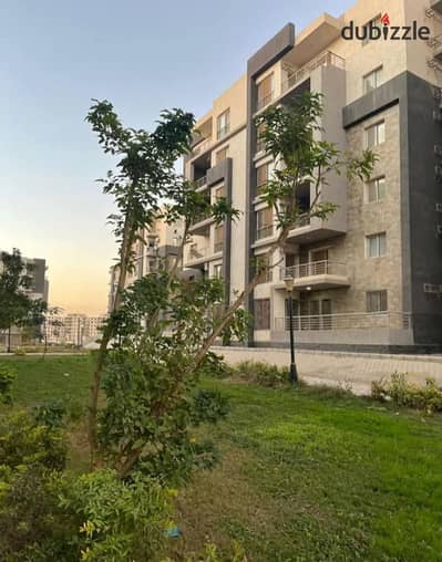 For rent, an apartment in Dar Misr Al-Qarnfal, the first assembly directly in front of Gate 24, the market, and in front of the security directorate, an area of 140 m on a recurring floor directly in front of Gate 6.