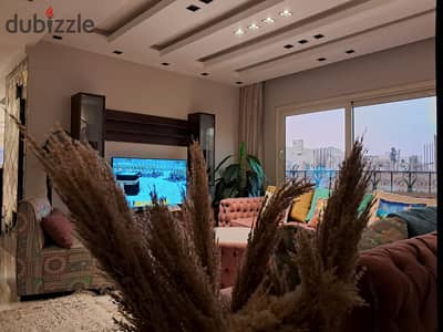 الموقع: بجوار Club Club، خلف وصلة دهشور، موقع مميز قريب من جامعة 6 أكتوبر، جامعة MSA، مول العرب، مول مصر، نادي وادي دجلة، وأركان بلازا.    المساحة: 240 متر   الدور: الثالث – يوجد أسانسير   المواصفات:  تشطيب الترا سوبر لوكس ريسيبشن كبير ليفينج روم غرفتين