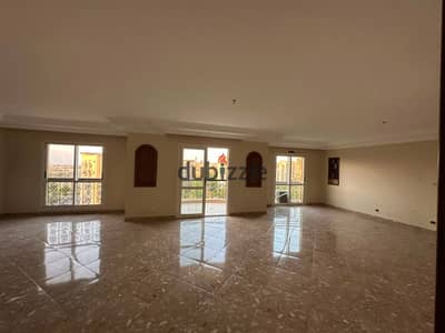 شقة مميزه بمساحة كبيره بالمطبخ و التكييفات و بعض التشطيبات الخاصه  في أميز مراحل مدينه الرحاب المرحله الثامنه