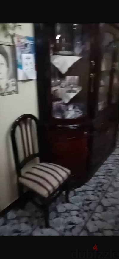 انتريه مودرن حاله جيده وترابيزه مع سفره كلاسيك عباره عن ٨ كراسي ونيش