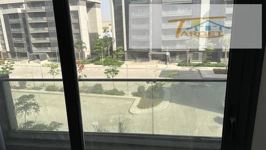 شقة للايجار في اجدد مراحل مدينتي b15  فيو مفتوح موقع مميز جدا الدور التالت  التقسيمة : ( 3 غرف نوم + 2 حمام + ريسبشن + تراس )  مساحة : 131 متر اول سكن