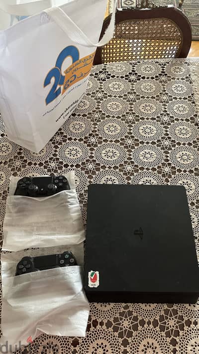 Ps4 slim with 2 controllers