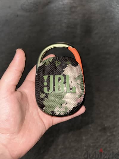 سبيكر JBL Clip 4 new Edition مفهاش مشكله و مش معاها العلبه ولا شاحن