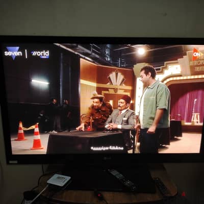 شاشة بلازمة موديل قديم فيها خطوط بسيط وهي تاتش ومع الريموت