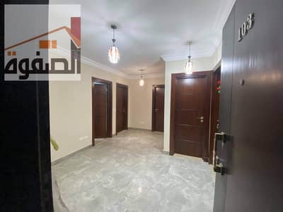 Apartment for rent, semi-furnished with air conditioning and beds, only in Zahraa Al-Maadi, Ashgar Durna Compound, distinguished and upscale location near Carrefour and all services, restaurants, and global brands.