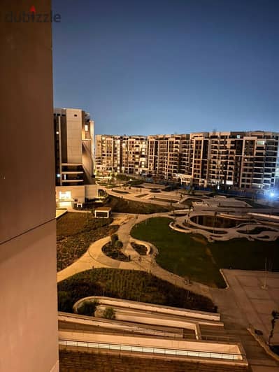شقة ١٠٥ متر مفروشة راقية للإيجار في زيد ويست  إطلالة بلازا والكرمة فرش راقي إطلالة مميزة