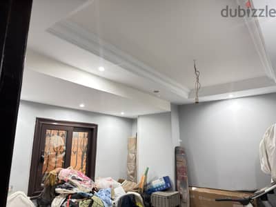 شقة مميزة ١٥٠ متر بحديقة حرف L و جراج خاص و البيع بغرفة النوم و المطبخ