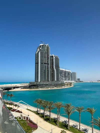 شاليه للبيع فيو مباشر علي البحر واللاجون والابراج متشطب بالكامل ultra super luxe بالتكييفات دقايق من مارينا ومراسي عائد استثماري مميز بالدولار