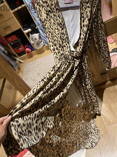فستان قصير مفتوح. من رجل